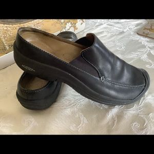 Black Keen ladies slides